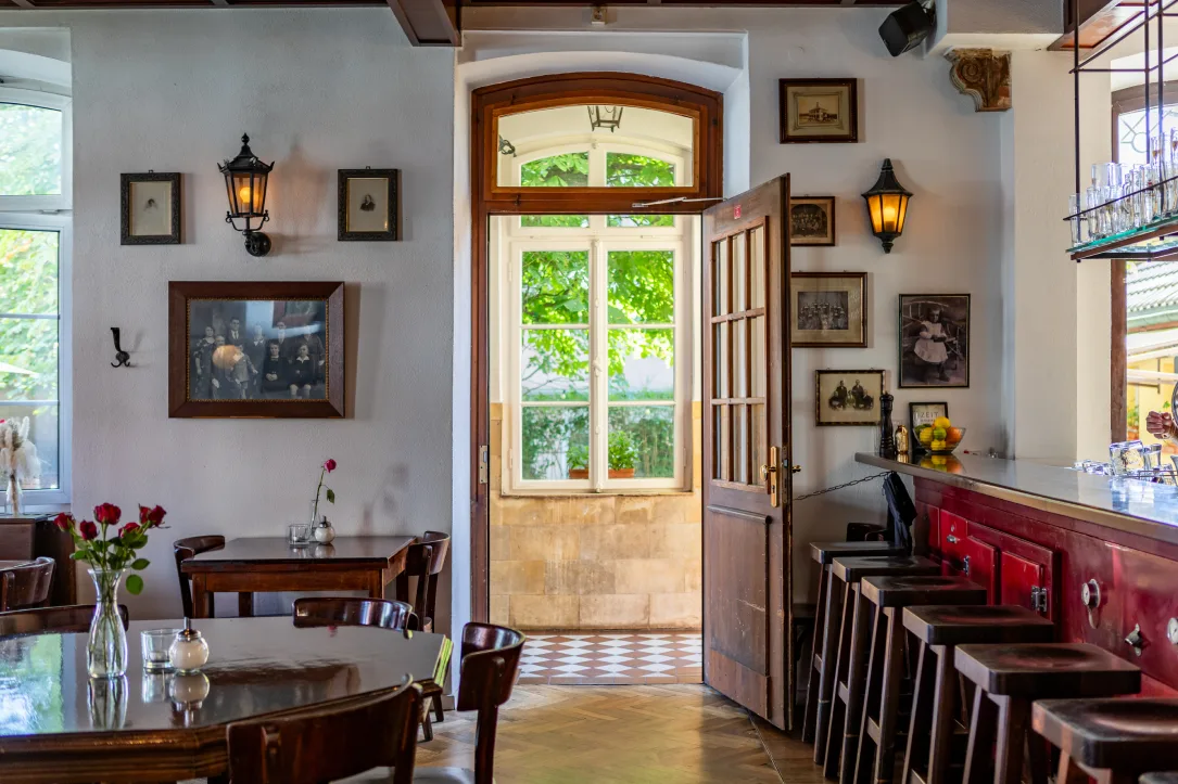 /restaurant_01.webp